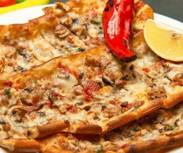 Kuşbaşılı Kaşarlı Pide